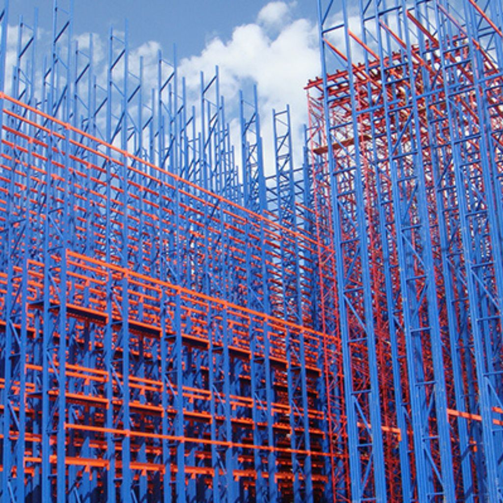 Estructura de rack autosoportado durante el montaje