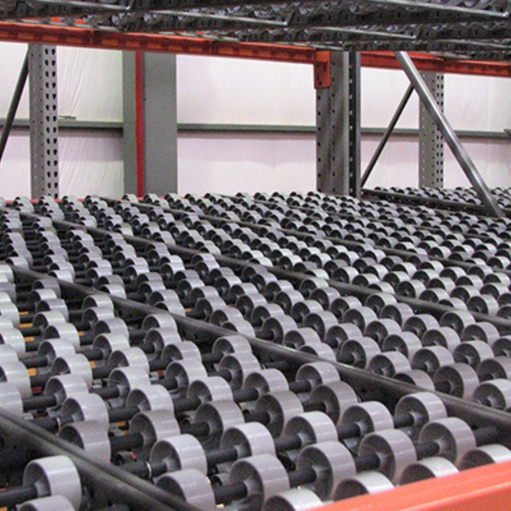 Detalle de rieles de ruedas de un rack Carton Flow